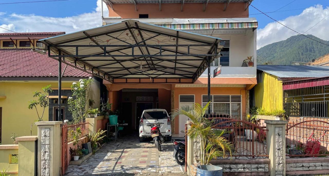 Valencia Homestay Redpartner Parapat Zewnętrze zdjęcie